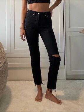 Levi's Black High-Rise Distressed Cropped Skinny Jeans